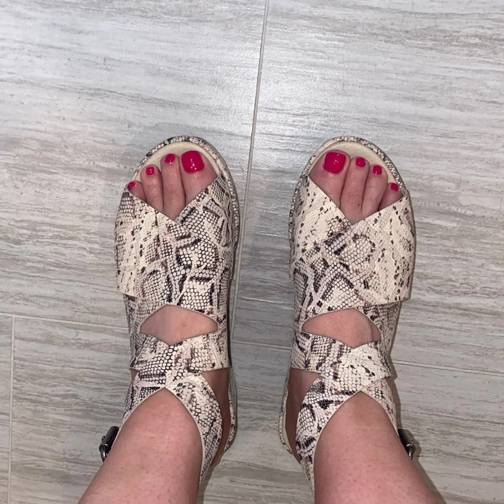 Matisse Runaway Platform Sandals - Picture 7 of 8